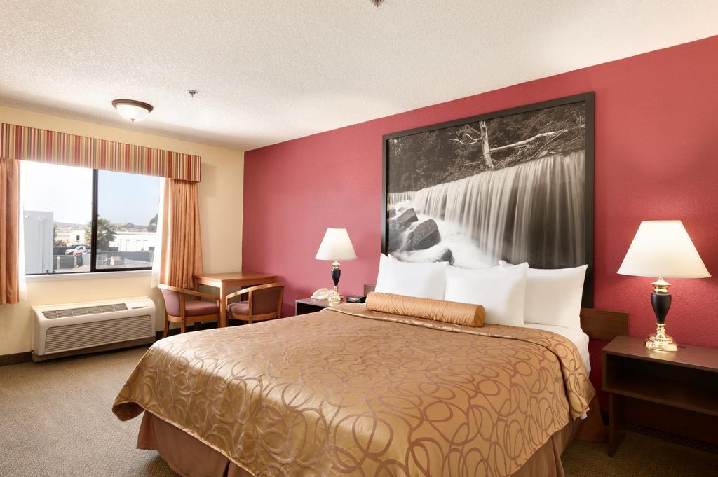 Super 8 By Wyndham Oceanside Marty'S Valley Inn Εξωτερικό φωτογραφία