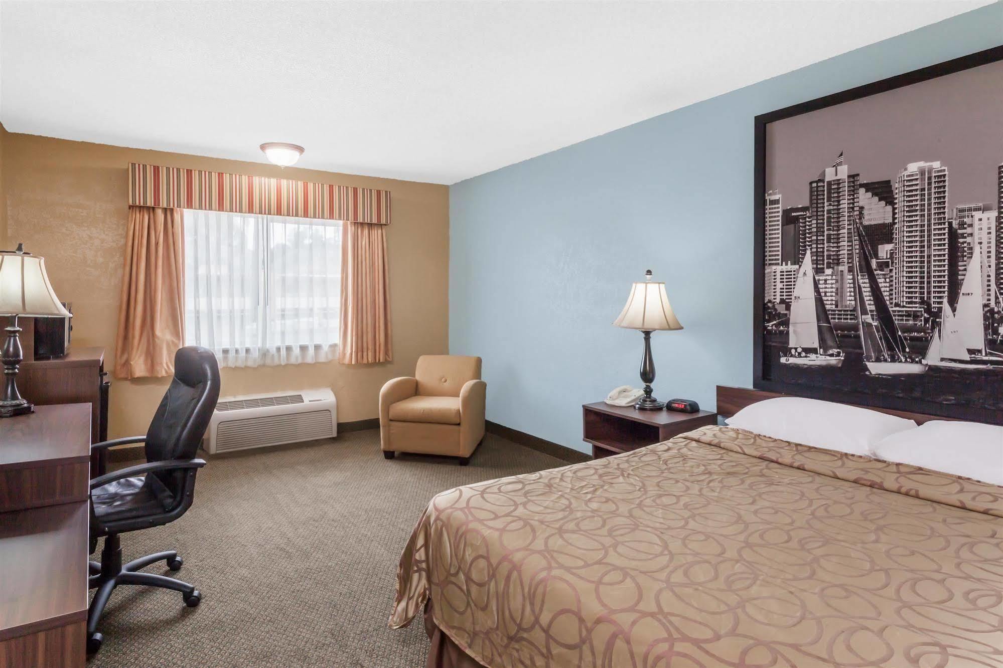 Super 8 By Wyndham Oceanside Marty'S Valley Inn Εξωτερικό φωτογραφία
