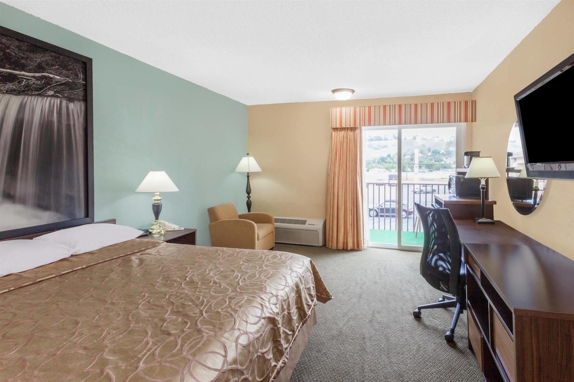 Super 8 By Wyndham Oceanside Marty'S Valley Inn Εξωτερικό φωτογραφία