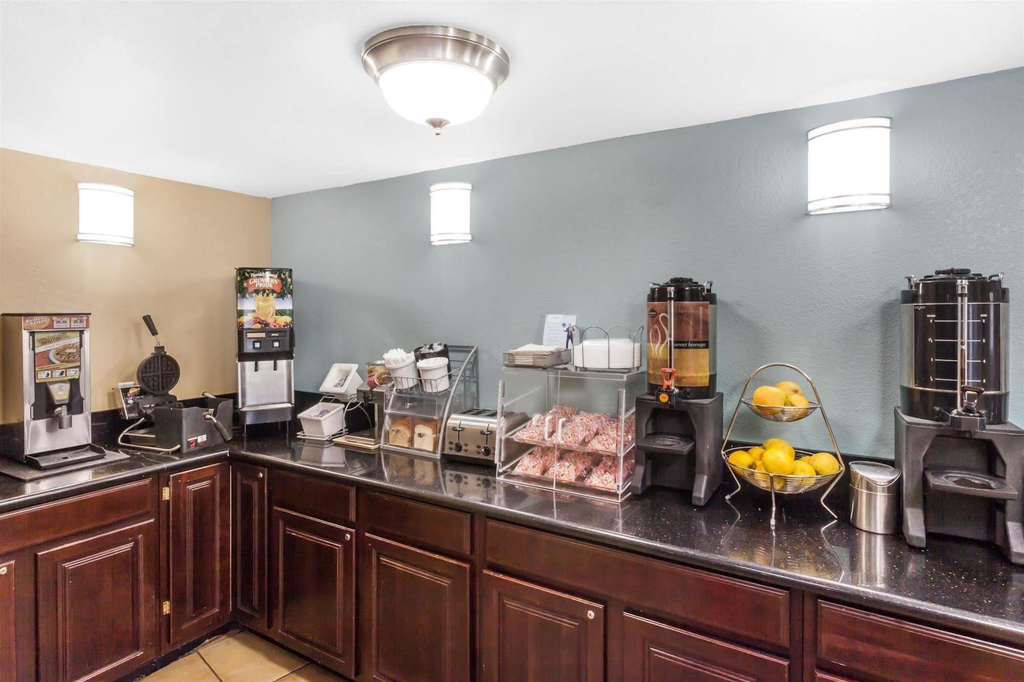 Super 8 By Wyndham Oceanside Marty'S Valley Inn Εξωτερικό φωτογραφία