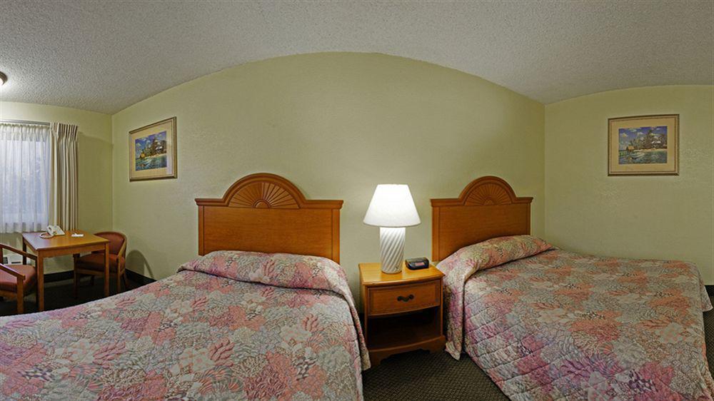 Super 8 By Wyndham Oceanside Marty'S Valley Inn Εξωτερικό φωτογραφία