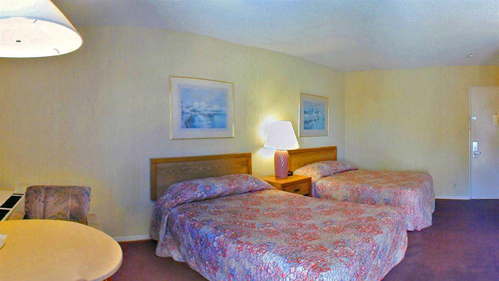 Super 8 By Wyndham Oceanside Marty'S Valley Inn Εξωτερικό φωτογραφία
